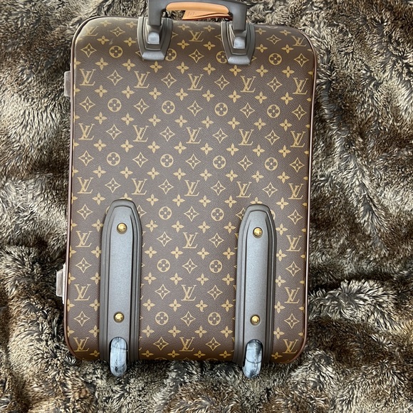 Louis Vuitton suitcase with wheels - Picture 5 of 16